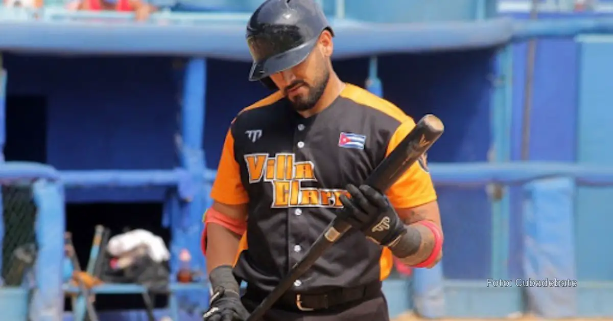 Ariel Pestano Jr con mirando su bate con el uniforme de Villa Clara en la Serie Nacional del Beisbol cubano