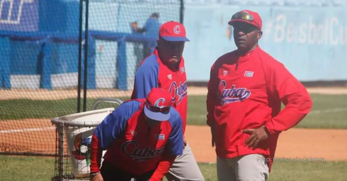 Armando Jhonson junto a su equipo de dirección en los entrenamientos del representativo del beisbol cubano