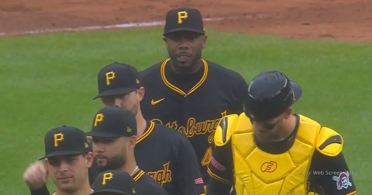 Aroldis Chapman celebrando salvado