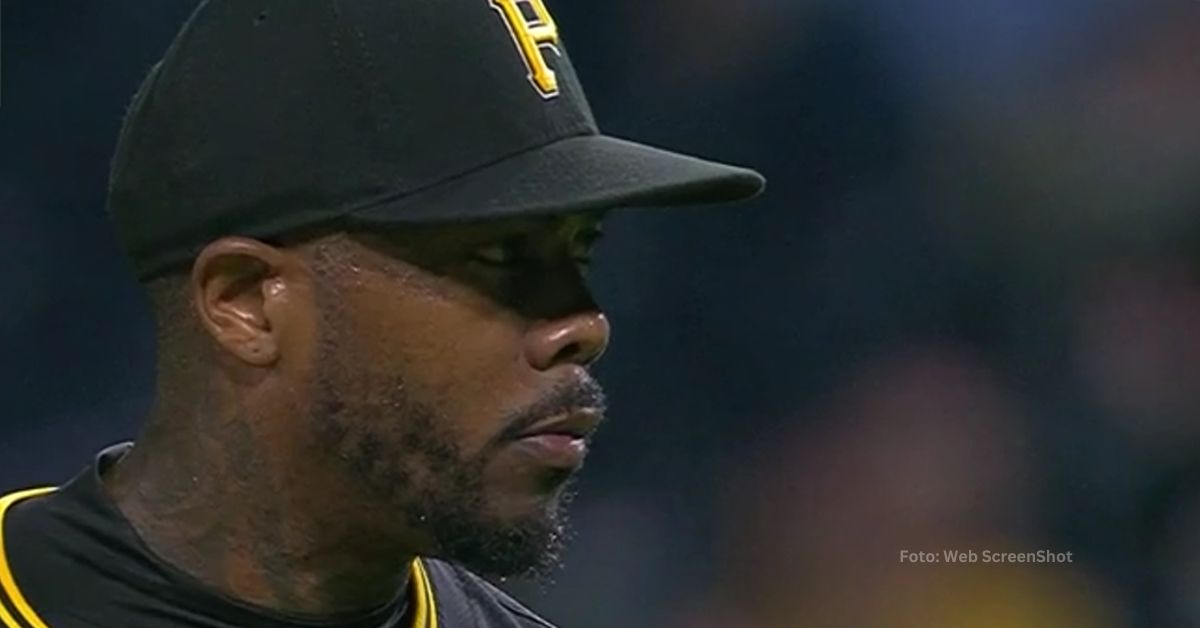 Aroldis Chapman mirando fijamente a su receptor en el juego ante Miami Marlins