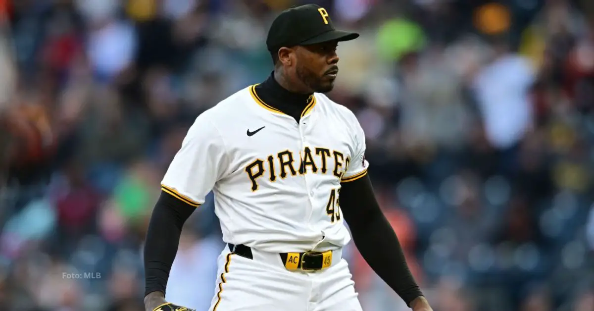 Aroldis Chapman lanzando para Pittsburgh Pirates