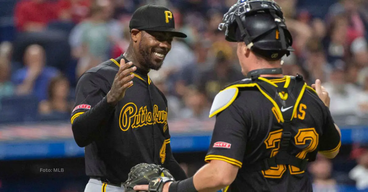 Aroldis Chapman celebrando con Henry Davis tras culminar un inning