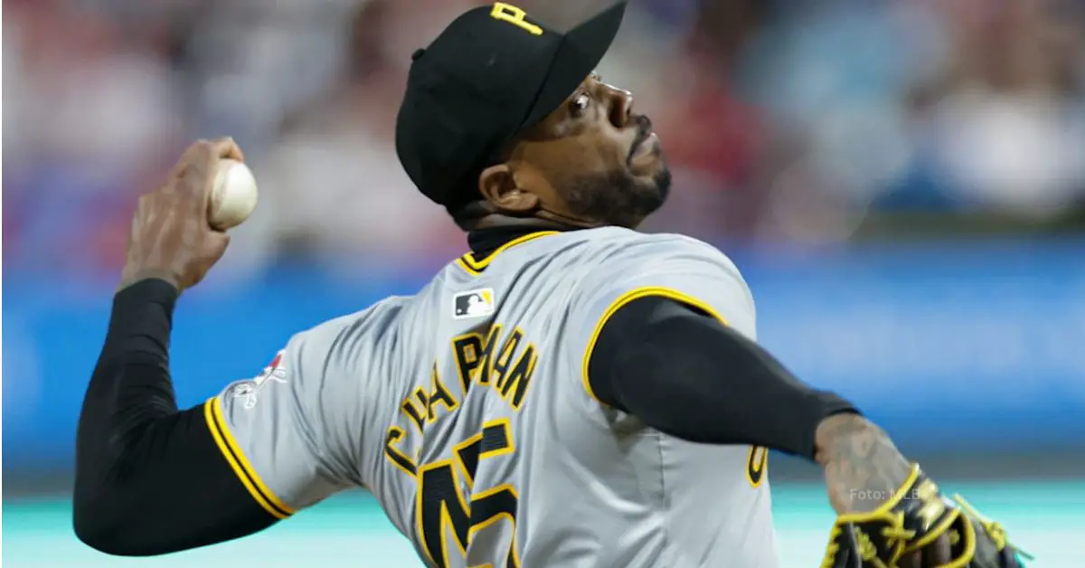 Aroldis Chapman lanzando con Pittsburgh Pirates