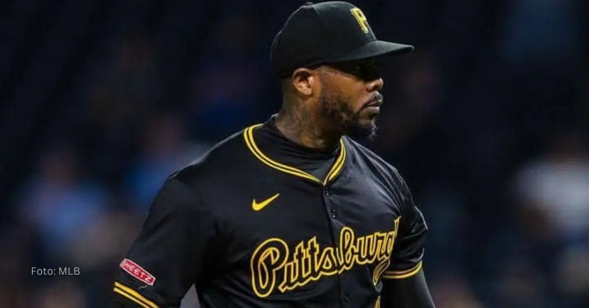 Aroldis Chapman serio, con mirida intimidante y la camisa negra de Pittsburgh en su salvamento 329 en MLB