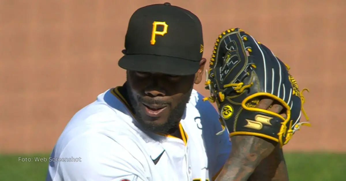 Aroldis Chapman lanzando con Pittsburgh