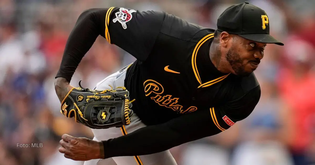 Aroldis Chapman haciendo movimientos de lanzar con el uniforme de Pittsburgh Pirates en MLB 2024