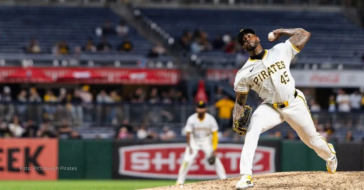 Aroldis Chapman lanzando