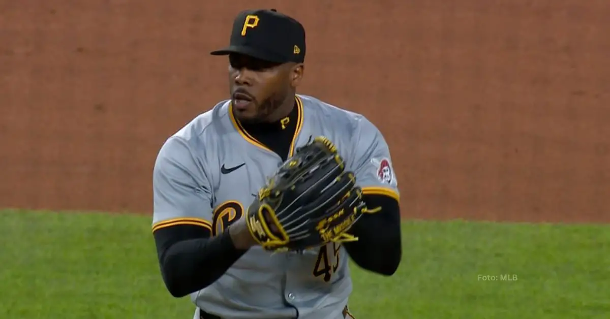 Aroldis Chapman preparandose para lanzar con Pittsburgh Pirates