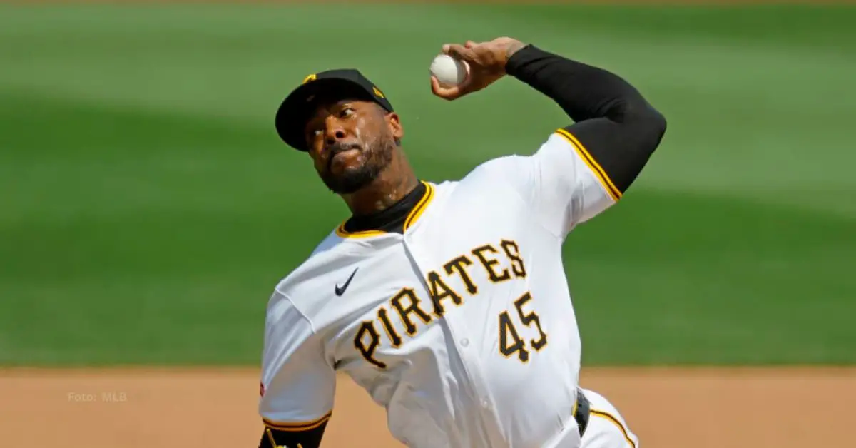 Aroldis Chapman lanzando con Pittsburgh Pirates