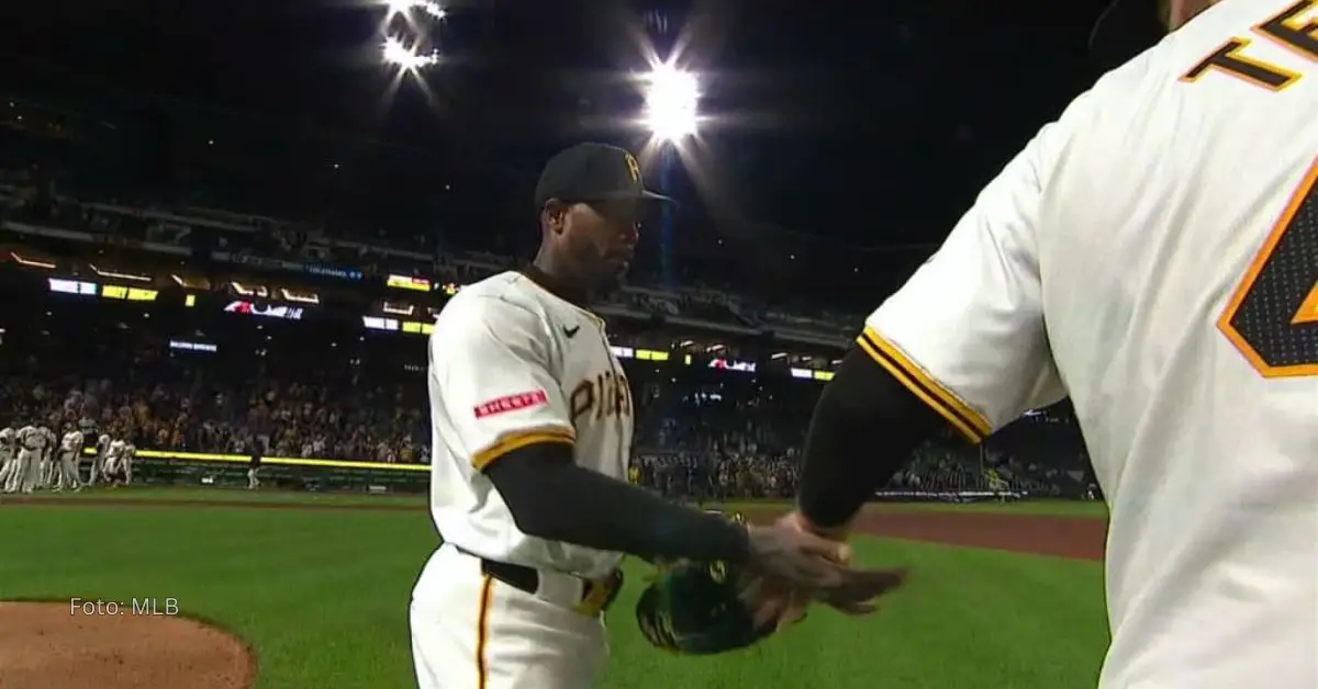 Aroldis Chapman celebrando otro juego salvado en Grandes Ligas con Pittsburgh Pirates en MLB