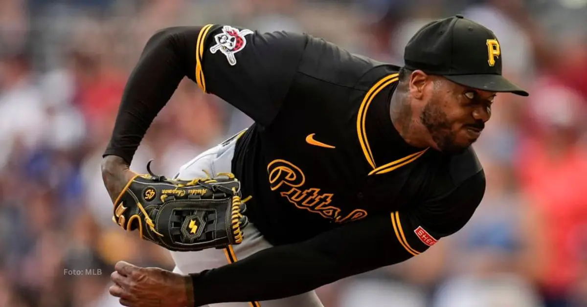 Aroldis Chapman lanzando con Pittsburgh