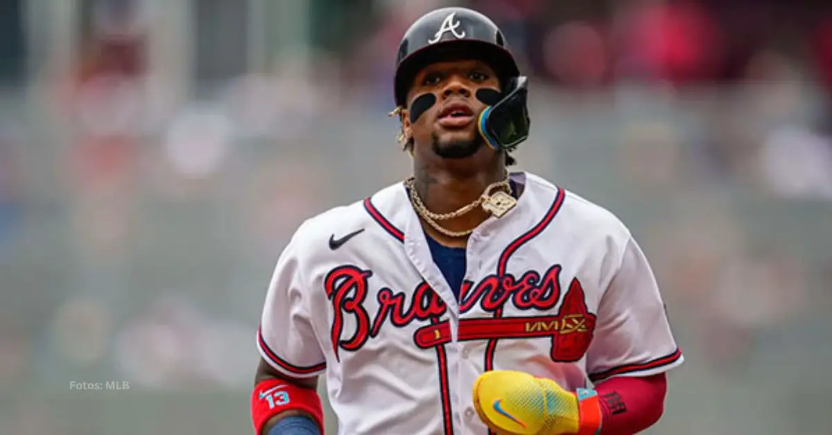 Ronald Acuña Jr. con el uniforme de Atlanta Braves