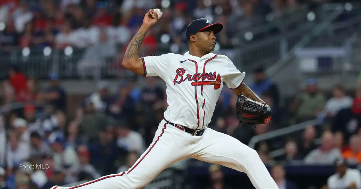 Raisel Iglesias lanzando con Atlanta Braves