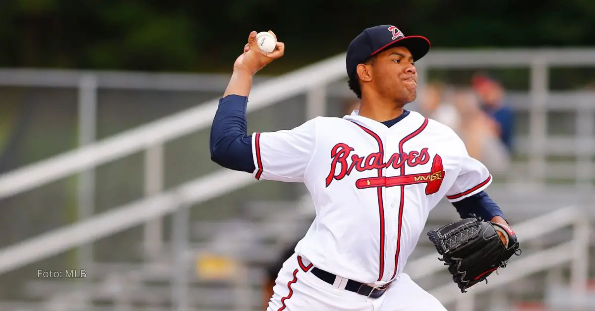 Huascar Ynoa lanzando con el equipo de Atlanta Braves