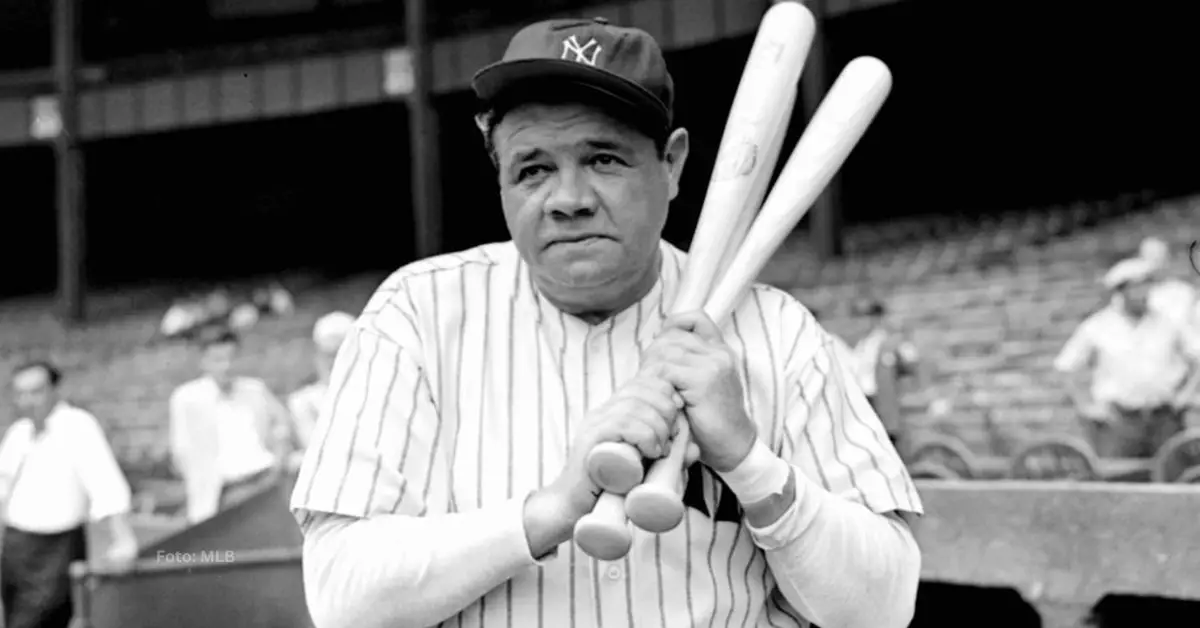 Babe Ruth posando con el uniforme de New York Yankees