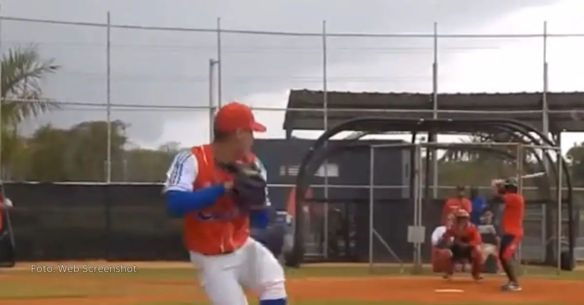 Pablo Millían Fernández realizando movimientos de lanzar durante un tryout