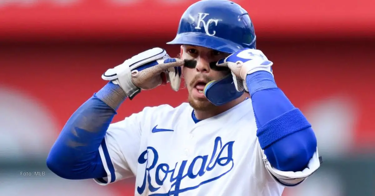 Bobby Witt Jr tocando sus ojos tras batear con eñ uniforme de Kansas City Royals