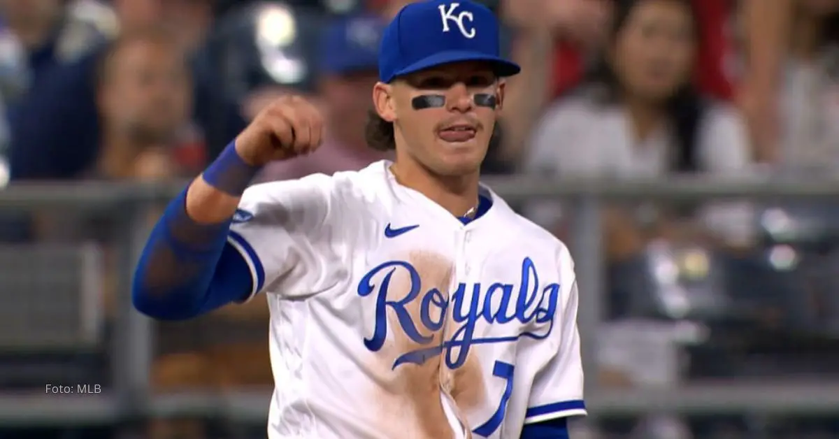 Bobby Witt Jr con el puño en alto celebrando una acción con el uniforme de Kansas City Royals