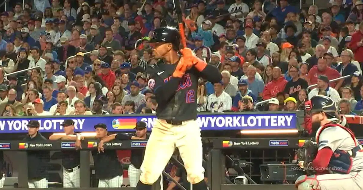 Boricua Francisco Lindor haciendo swing con New York Mets