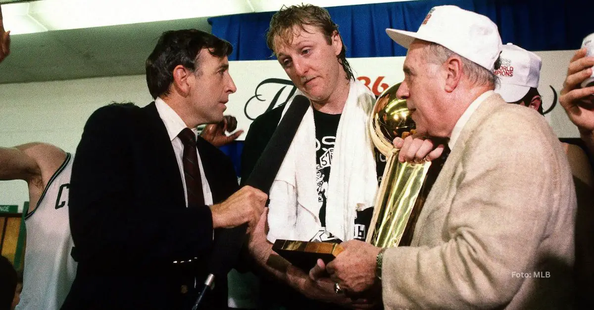 Larry Bird con el trofeo de Campeón de la NBA