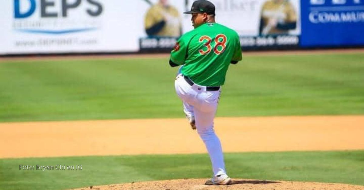 Bryan Chi trabajando sobre la lomita de los suspiros en las Ligas Menores de Texas Rangers