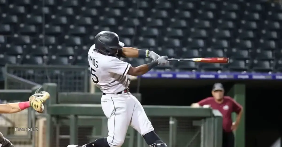 Bryan Ramos haciendo swing con el uniforme de Chicago White Sox en Grandes Ligas