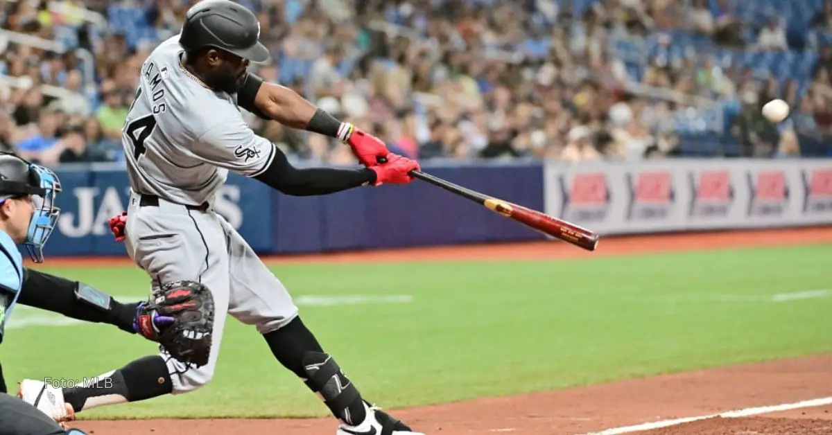 Bryan Ramos conectando la pelota ccon el uniforme de Chicago White Sox en MLB 2024