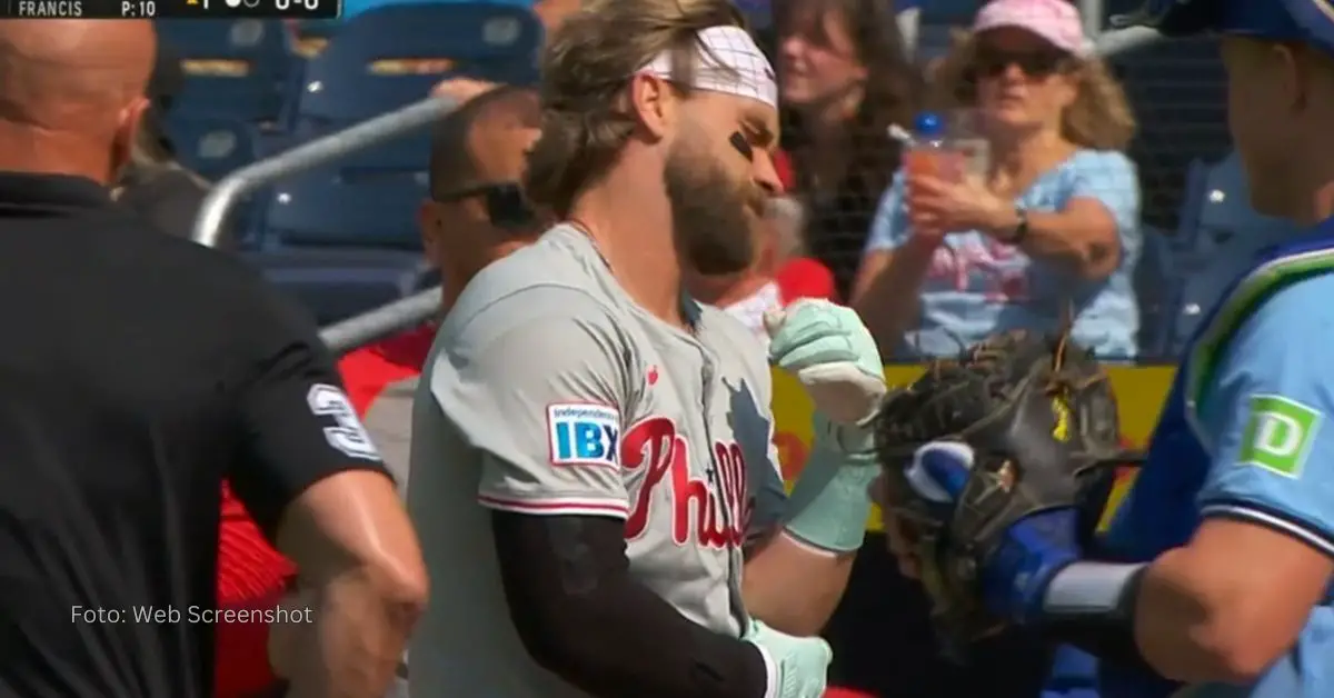 Bryce Harper adolorido tras pelotazo con Philadelphia Phillies