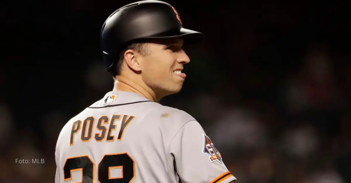 Buster Posey haciendo gestos con su cara en su paso por San Francisco Giants