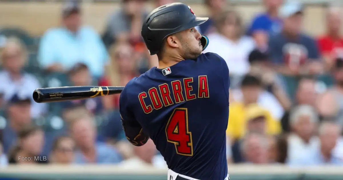 Carlos Correa bateando con el uniforme de Minnesota Twins