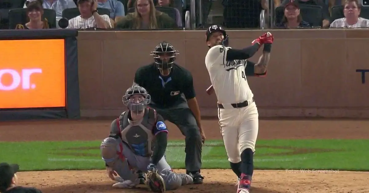 Carlos Correa bateando con Minnesota Twins ante Miami Marlins