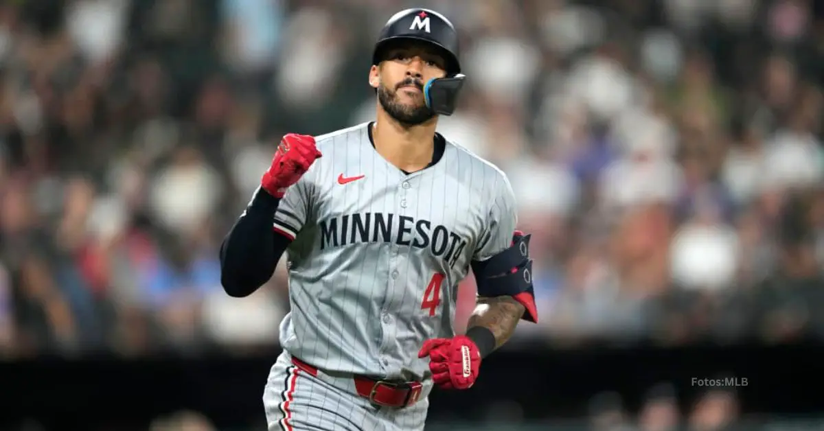 Carlos Correa subiendo su mano con Minnesota Twins