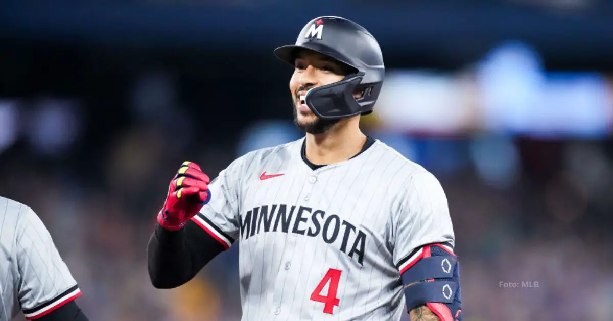 Carlos Correa en la inicial tras remolcar con Minnesota Twins