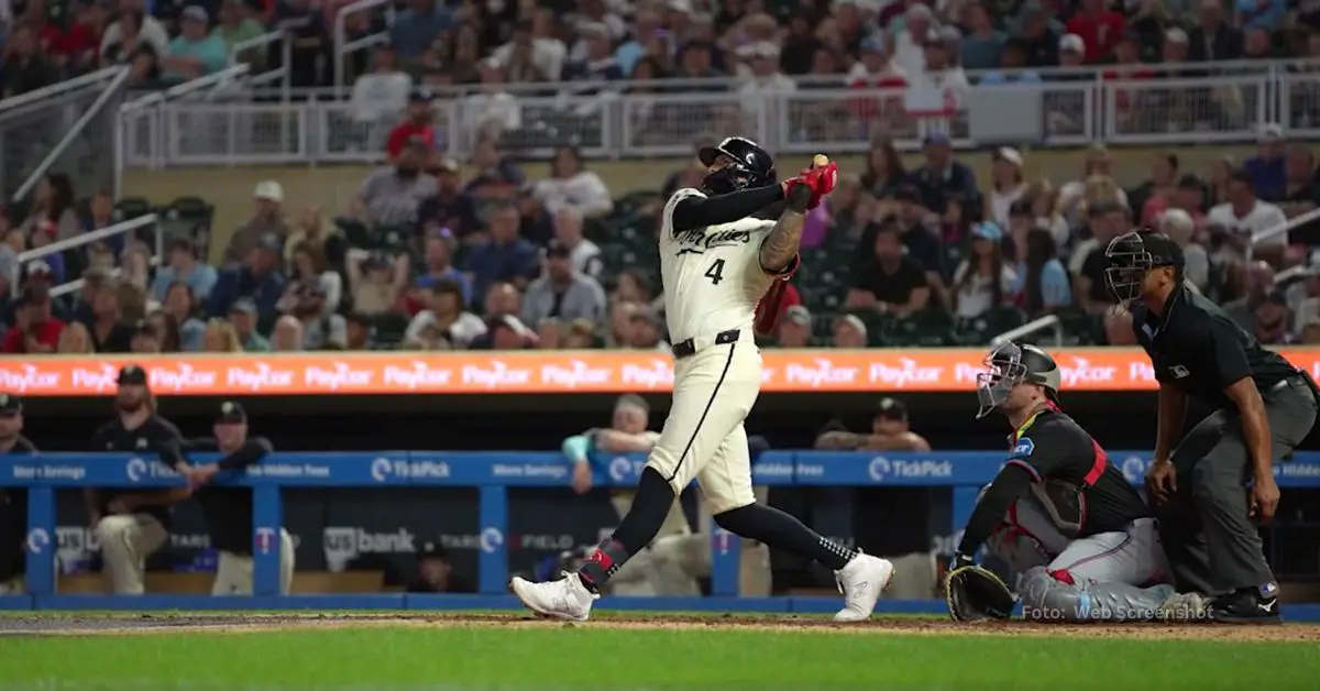 Carlos Correa conectando jonrón con Minnesota Twins