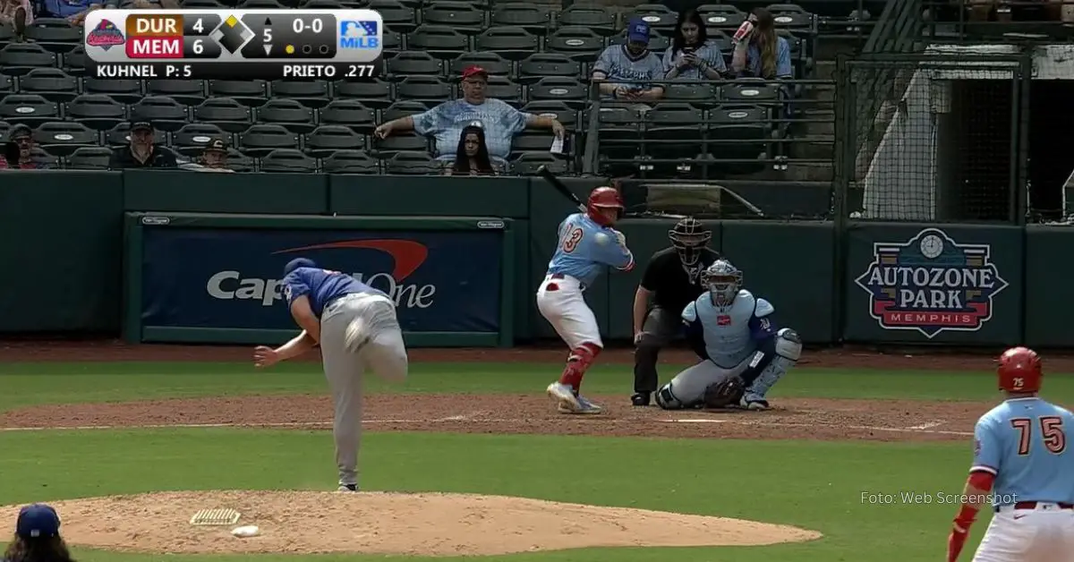 Cesar Prieto bateando con la filial Triple A de St. Louis Cardinals.