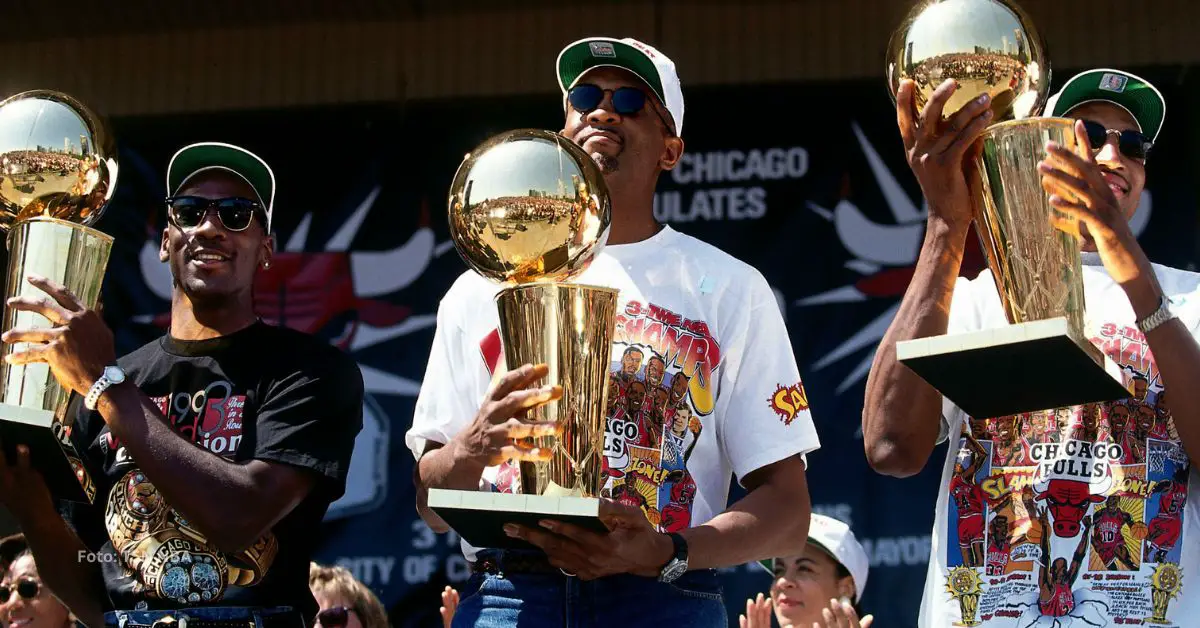 Michael Jordan, Dennis Rodman y Scottie Pippen levantando los trofeos de campeones de la NBA