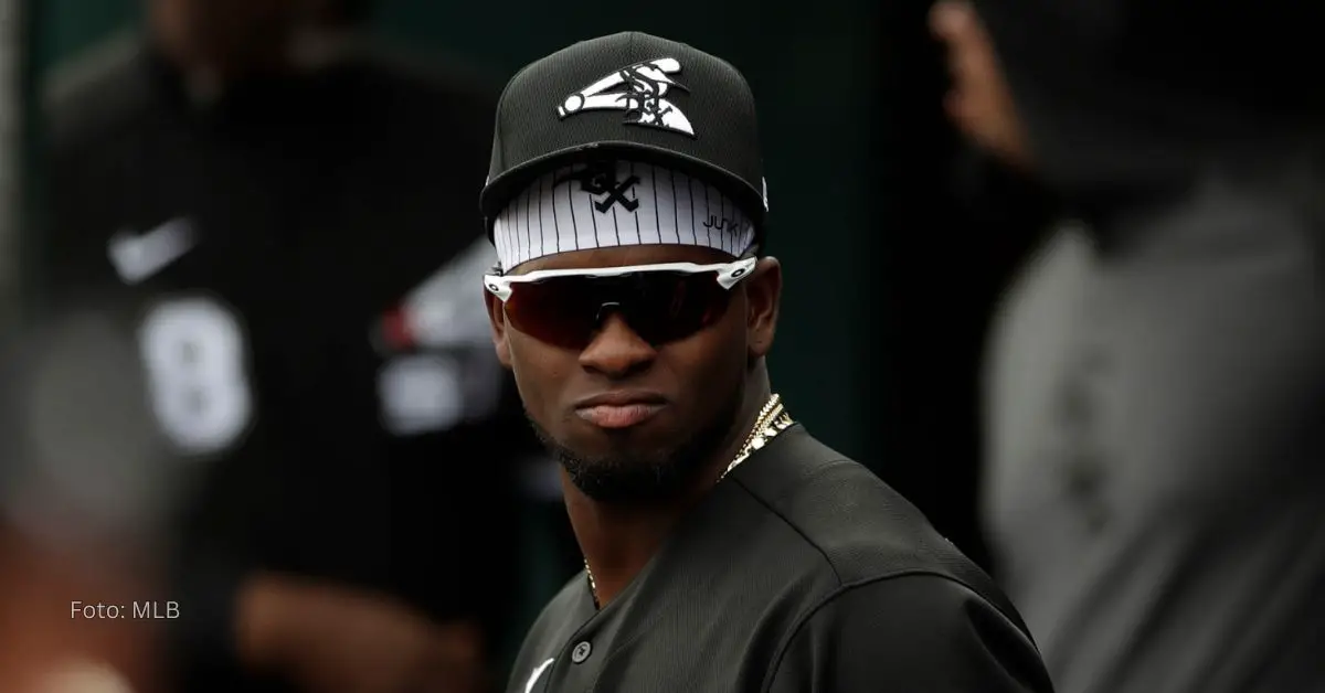 Luis Robert Jr con rostro serio en el banco de Chicago White Sox