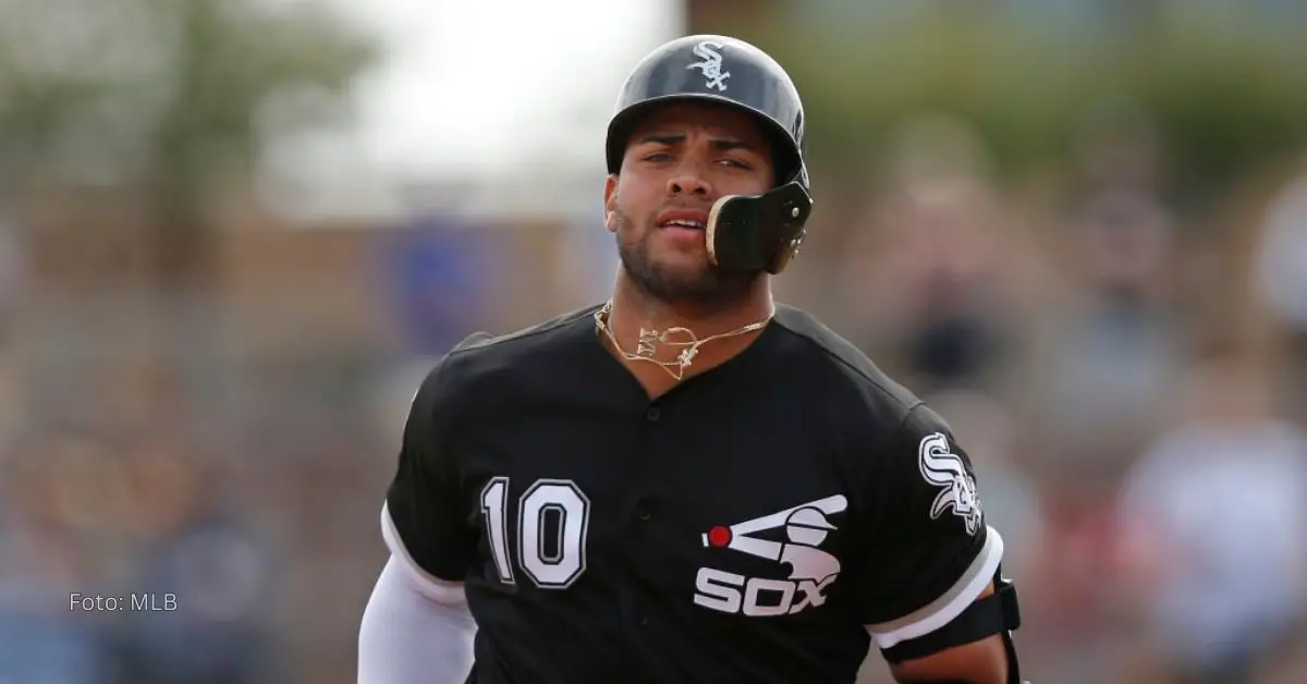 Yoan Moncada corriendo con el uniforme de Chicago White Sox en MLB