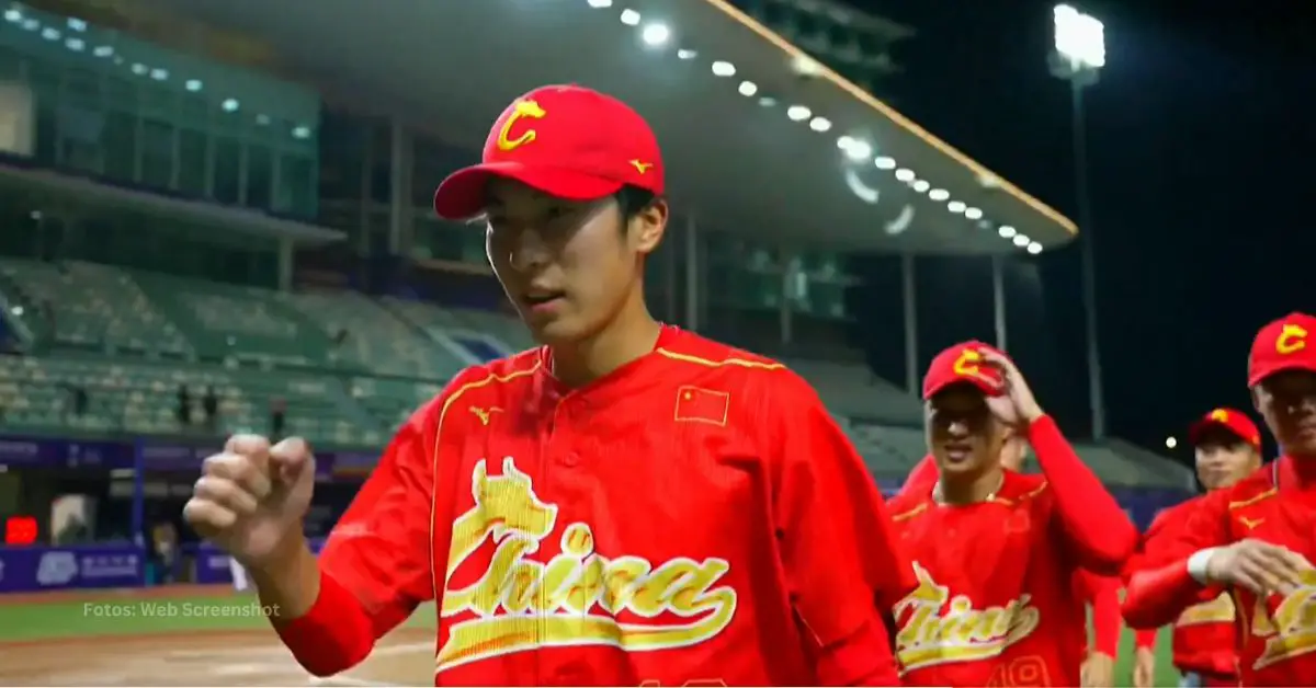 Equipo de China celebra tras triunfo en el Mundial de Beisbol U-23