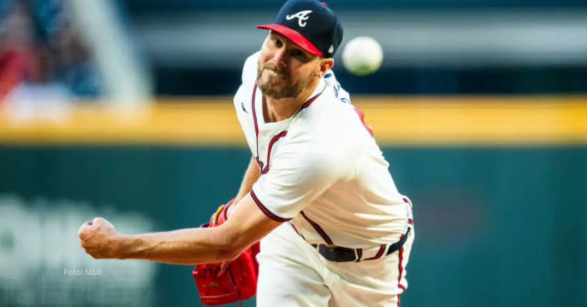 Chris Sale lanzando con Atlanta Braves