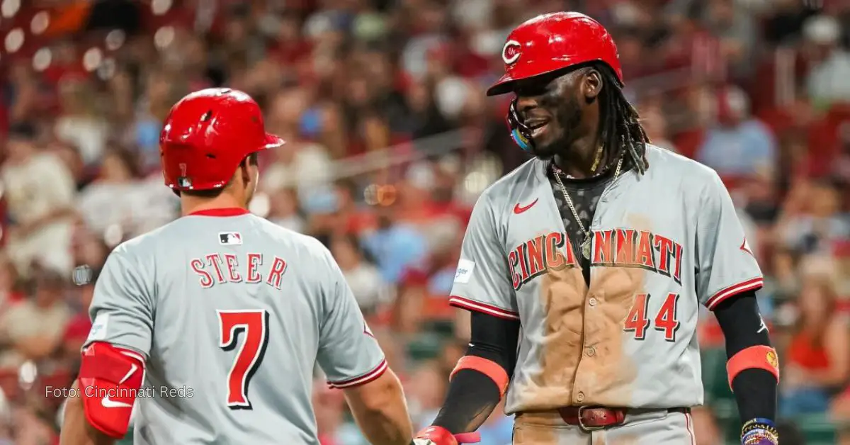 Elly De La Cruz con el uniforme de Cincinnati Reds