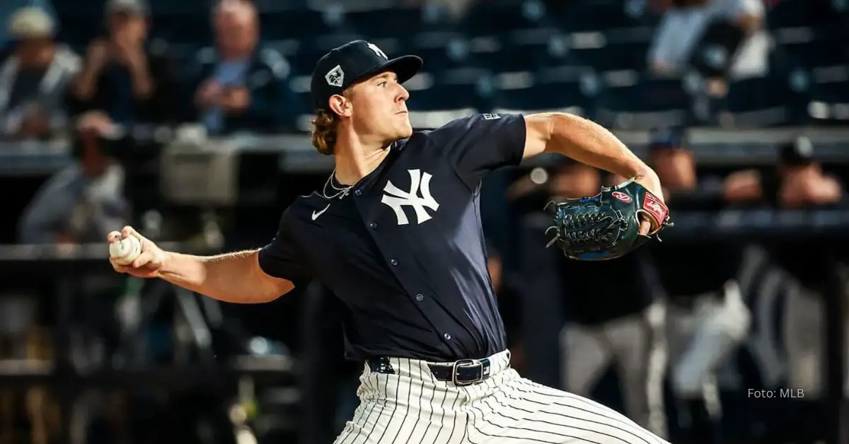 Clayton Beeter lanzando con New York Yankees