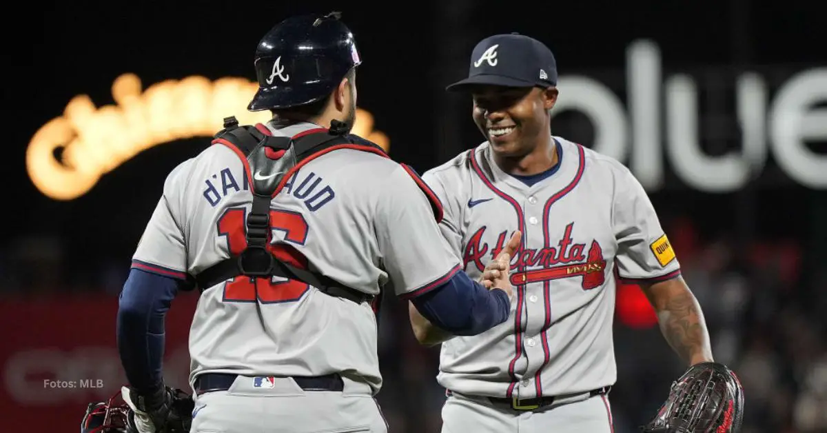 Raisel Iglesias celebrando con Atlanta Braves