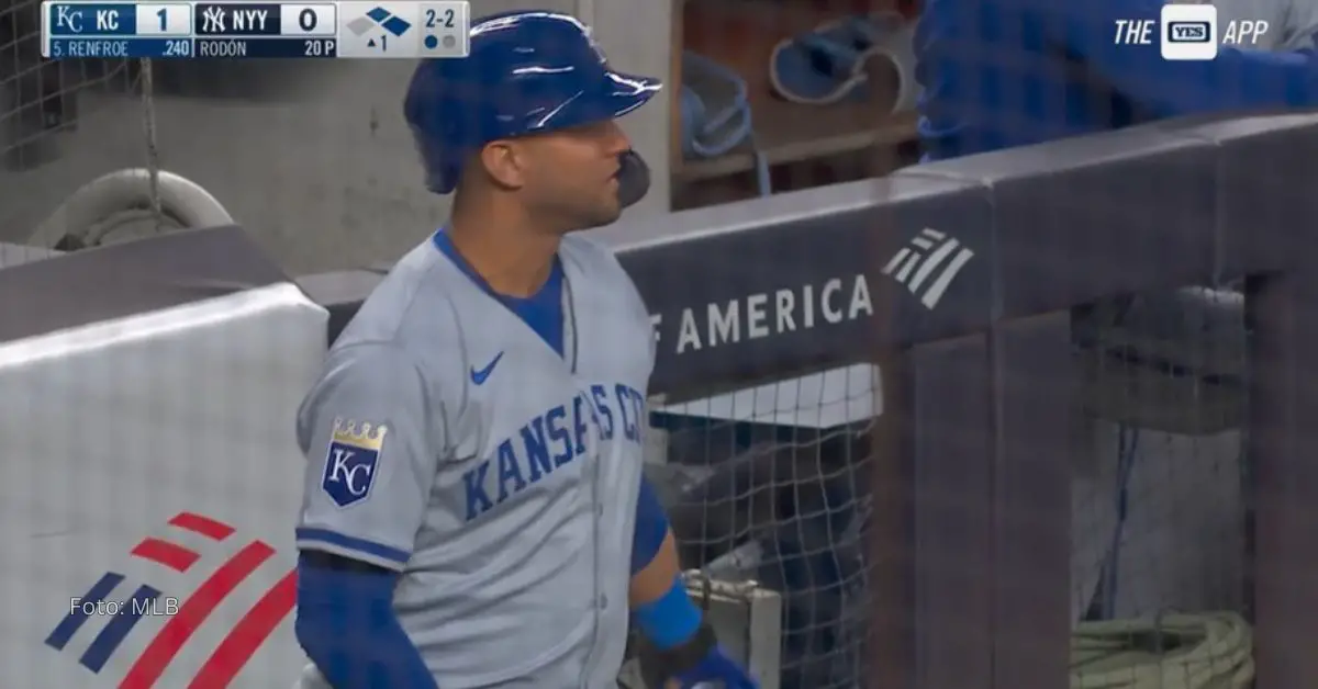 El Cubano Yuli Gurriel en la zona de espera de Yankee Stadium