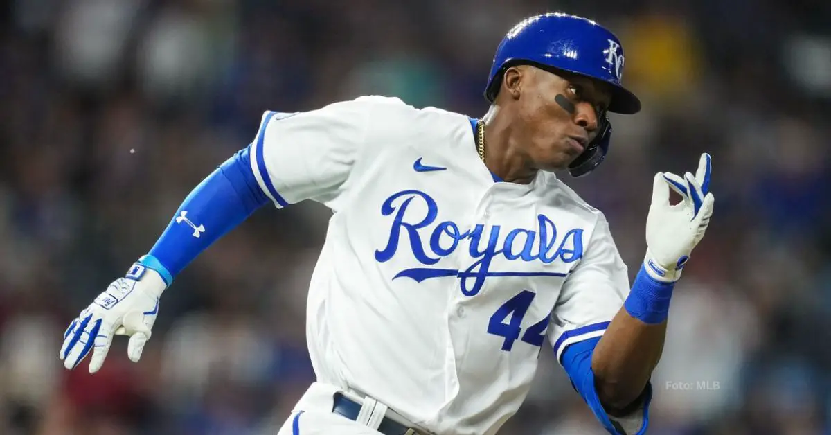 Dairon Blanco corriendo con el conjunto de Kansas City Royals