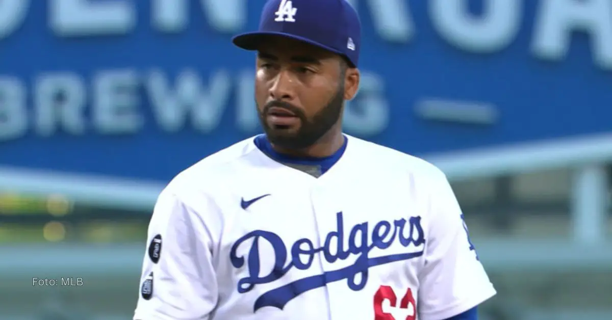 Darién Núñez con rostro de preocupación y el uniforme de Dodgers