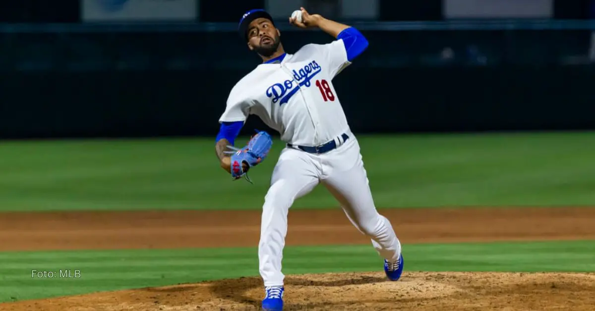 Darién Núñez lanzando con el uniforme de Los Angeles Dodgers