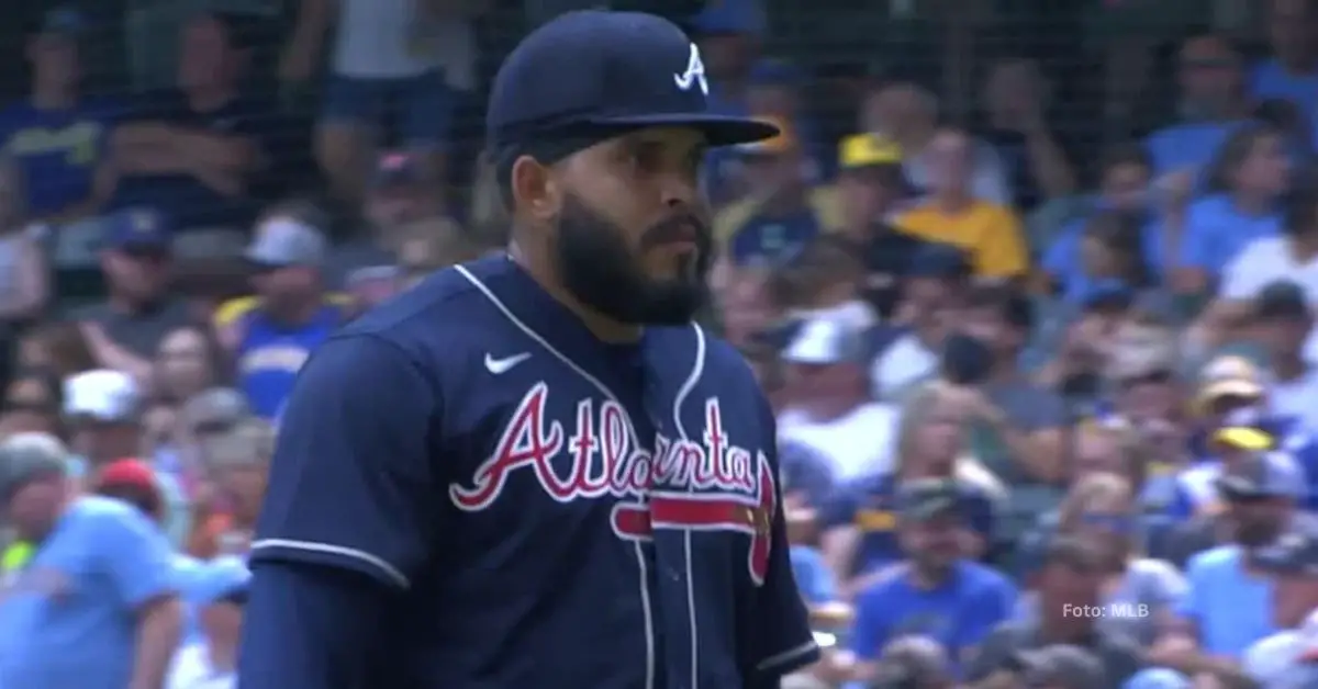 Daysbel Hernández rumbo al dugout tras terminar una entrada con Atlanta Braves