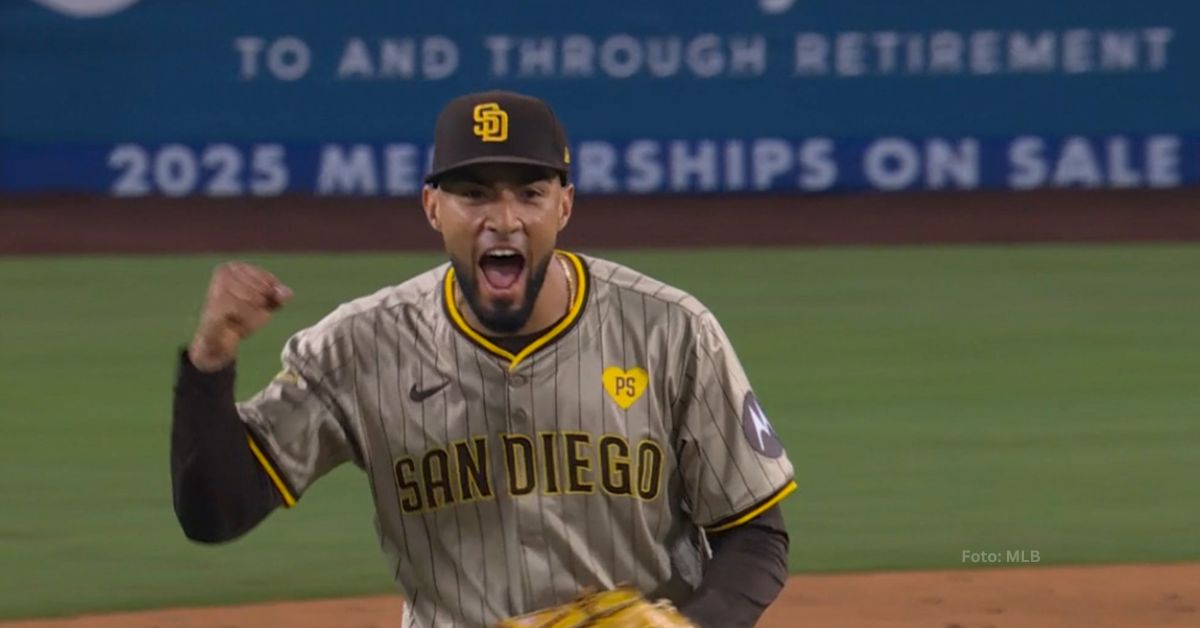 Suárez celebrando el Triple Play iniciado por Manny Machado