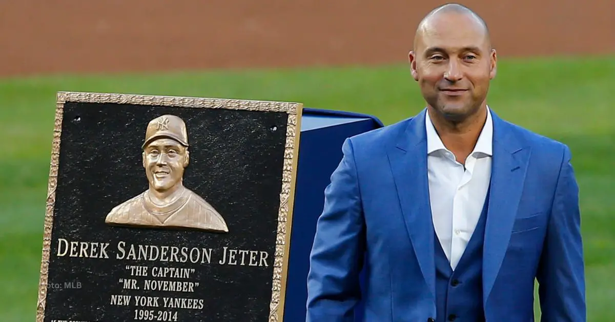 Derek Jeter junto a su placa honorifica